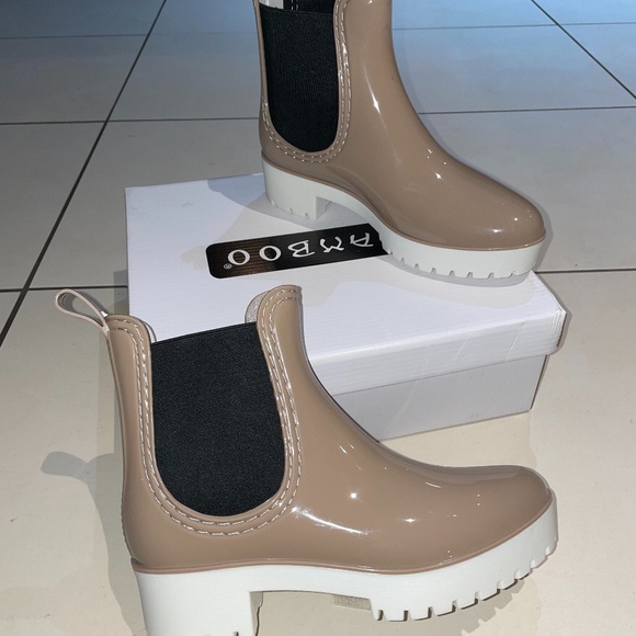 BRAND NEW CHELSEA BEIGE GLOSSY RAIN BOOTS - Picture 2 of 6